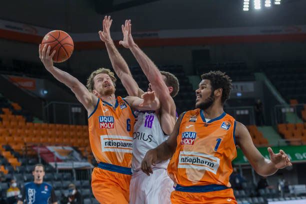 锋线防守短 锋线防守短